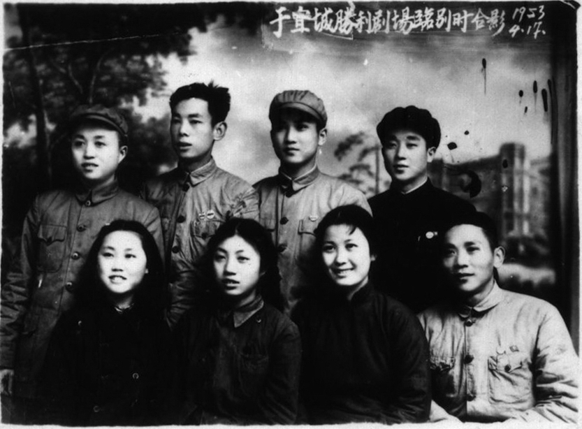 1953年严凤英离开安庆时与同事合影