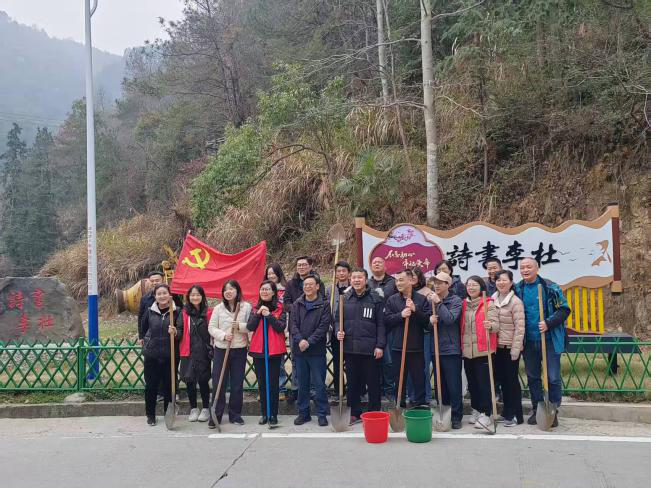 市档案馆与李杜村联合开展义务植树活动